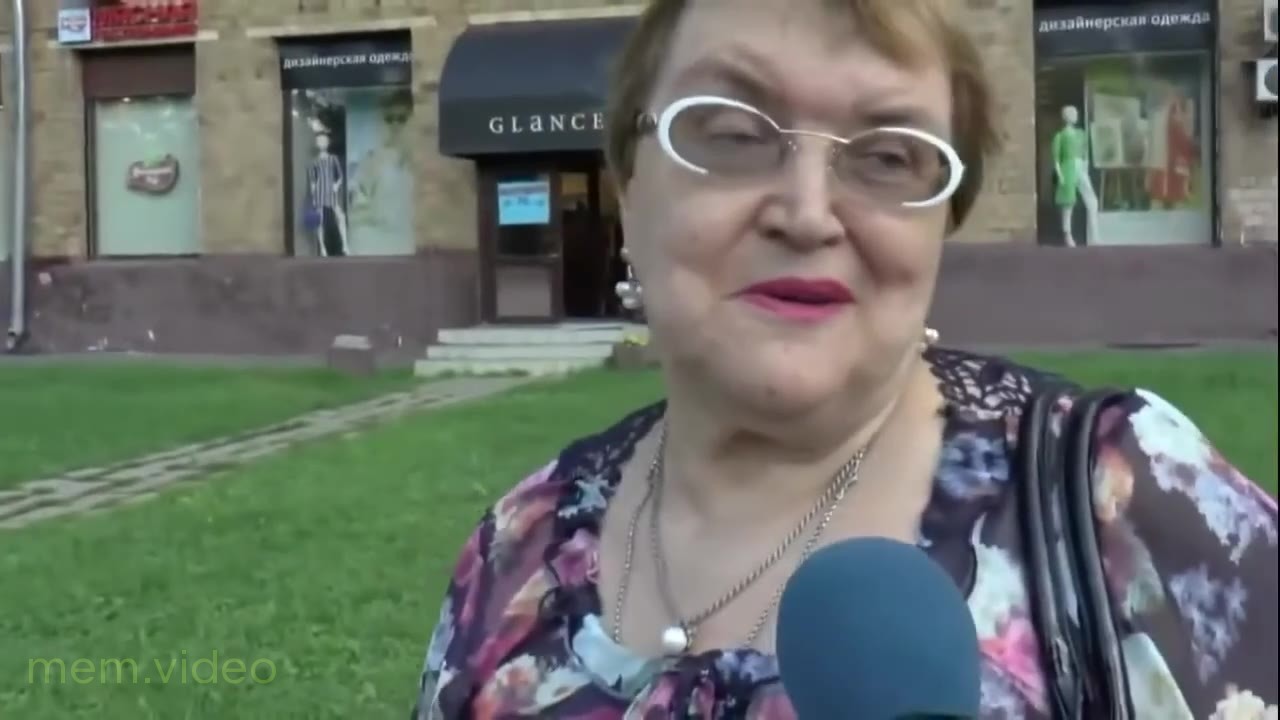 Кадр: "Он работает на трех работах" — пожилая женщина дает интервью