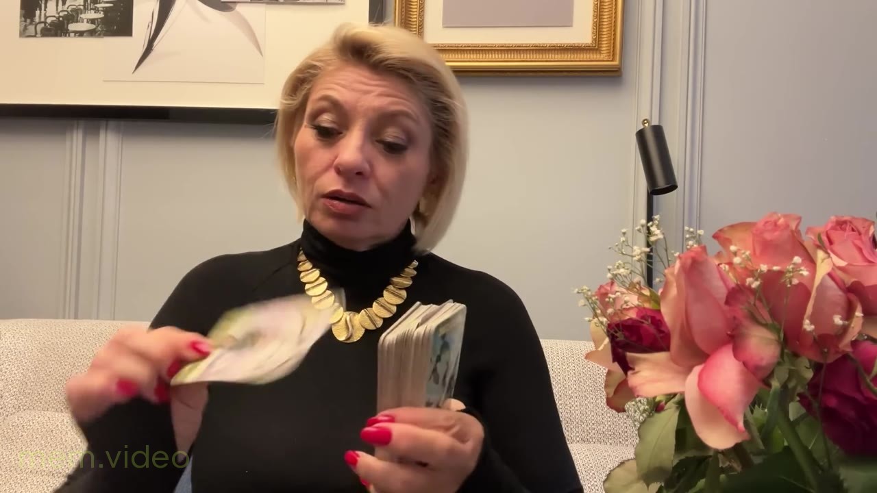 Кадр: "Это ваша карта Повешенный" — Анжела Перл раскладывает таро