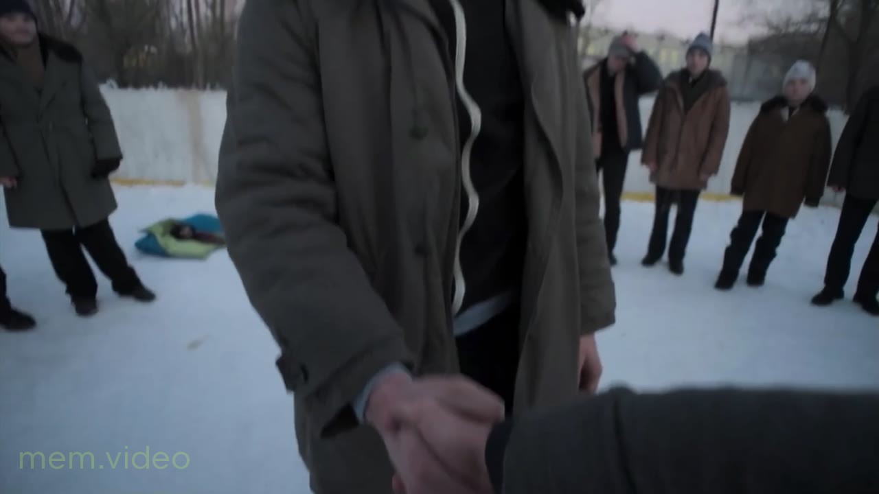 Кадр: Мем из сериала «Слово пацана. Кровь на асфальте»: Пальто жмет руки