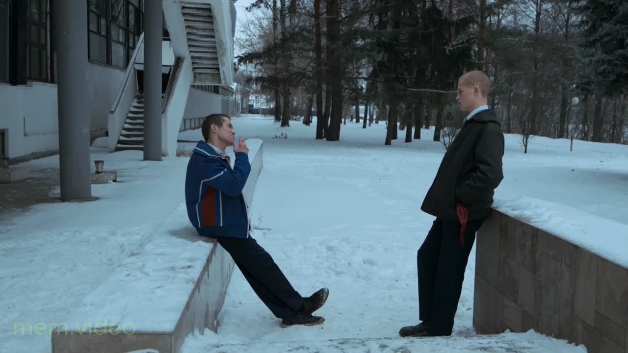 Кадр: Мем из сериала Слово пацана: Марат и Андрей Пальто