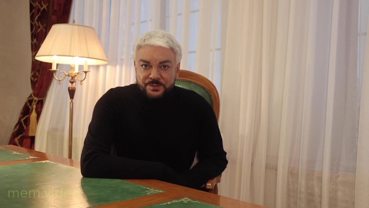 Кадр: «Зашел не в ту дверь» — Филипп Киркоров в черной водолазке