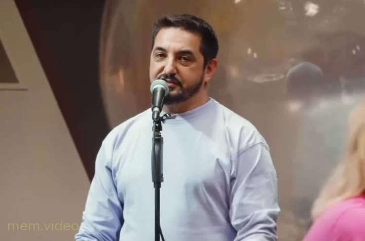 Кадр: Сергей Матвиенко у микрофона в шоу «импровизация»