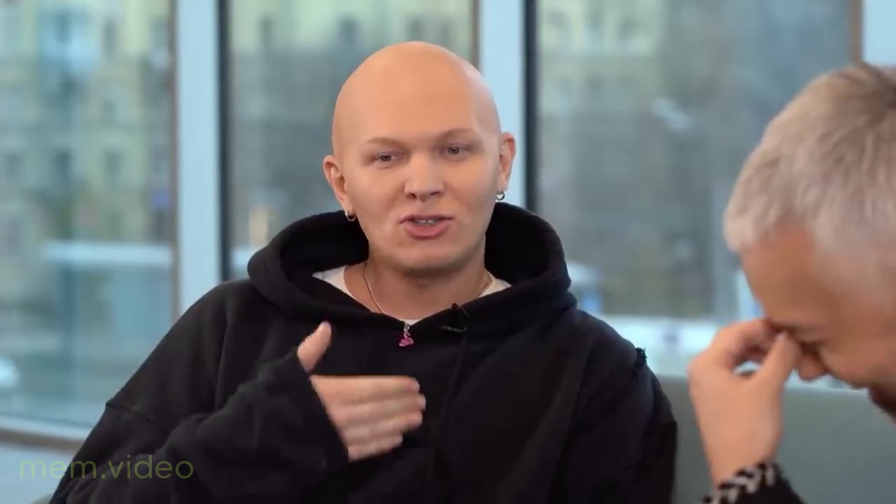 Кадр: «Успокоишься может быть?» — Александр Рогов смеется на интервью